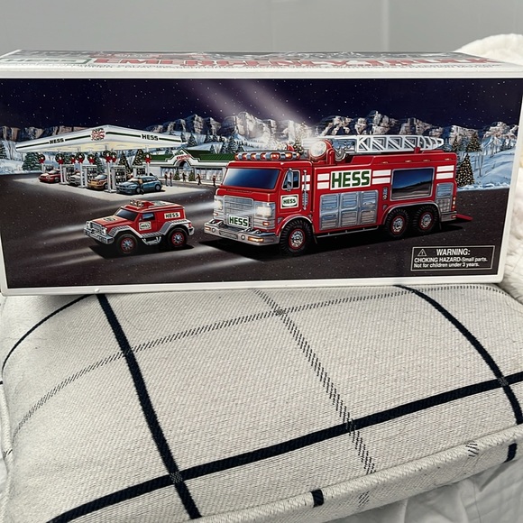 Hess Emergency Truck with Rescue Vehicle New Sealed - Picture 4 of 4